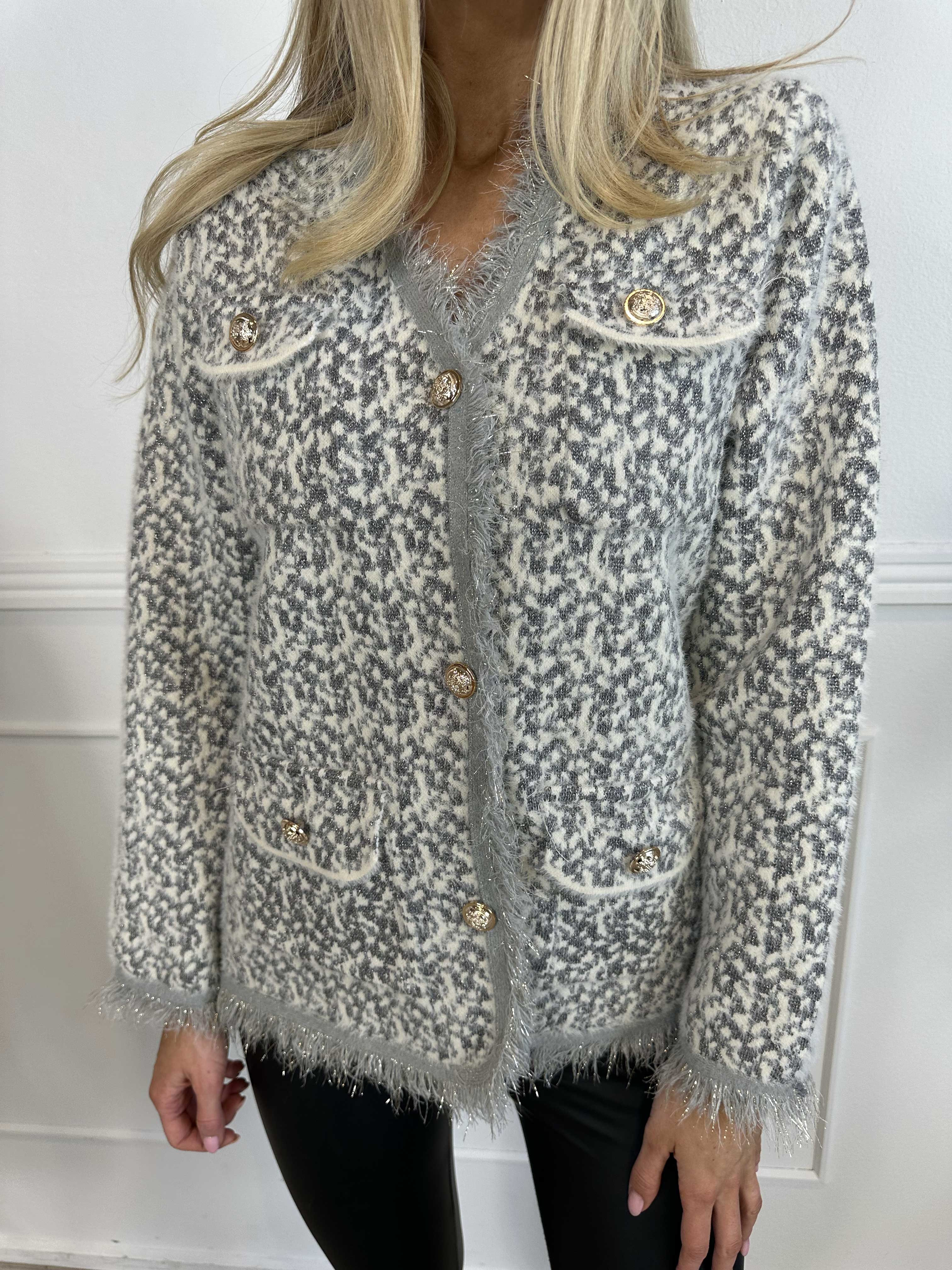 Larna - Mjuk och mysig kofta med glittertrådar och guldknappar